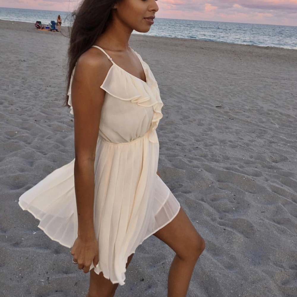 Petite BCBG dress. Very flattering! - Picture 1 of 4